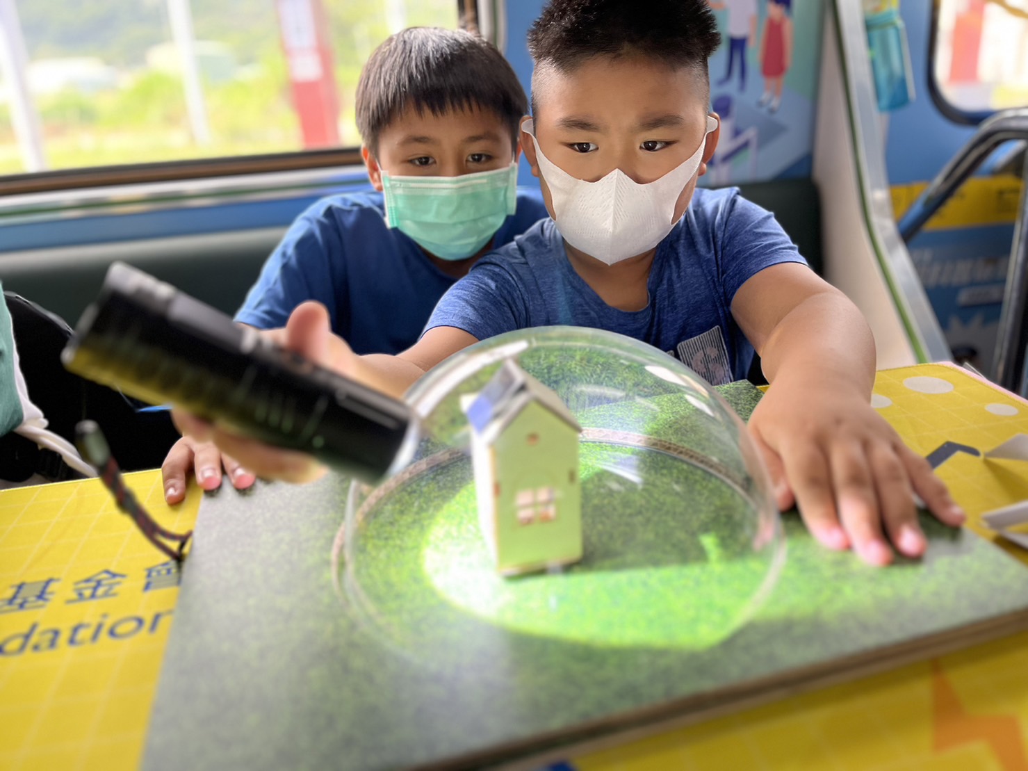 5001拉斯维加斯參與基礎科學主題車廂，以STEAM教學精神，設計「逐日科學家」、「太陽能工程師」以及「淨零建築師」三大能源科普課程和實驗